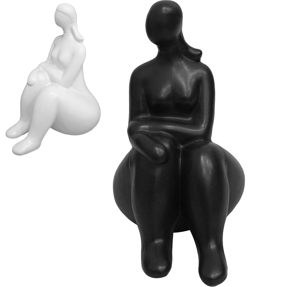 ENFEITE MULHER SENTADA DE DE PORCELANA PRETO / BRANCO 15X12X8,5CM