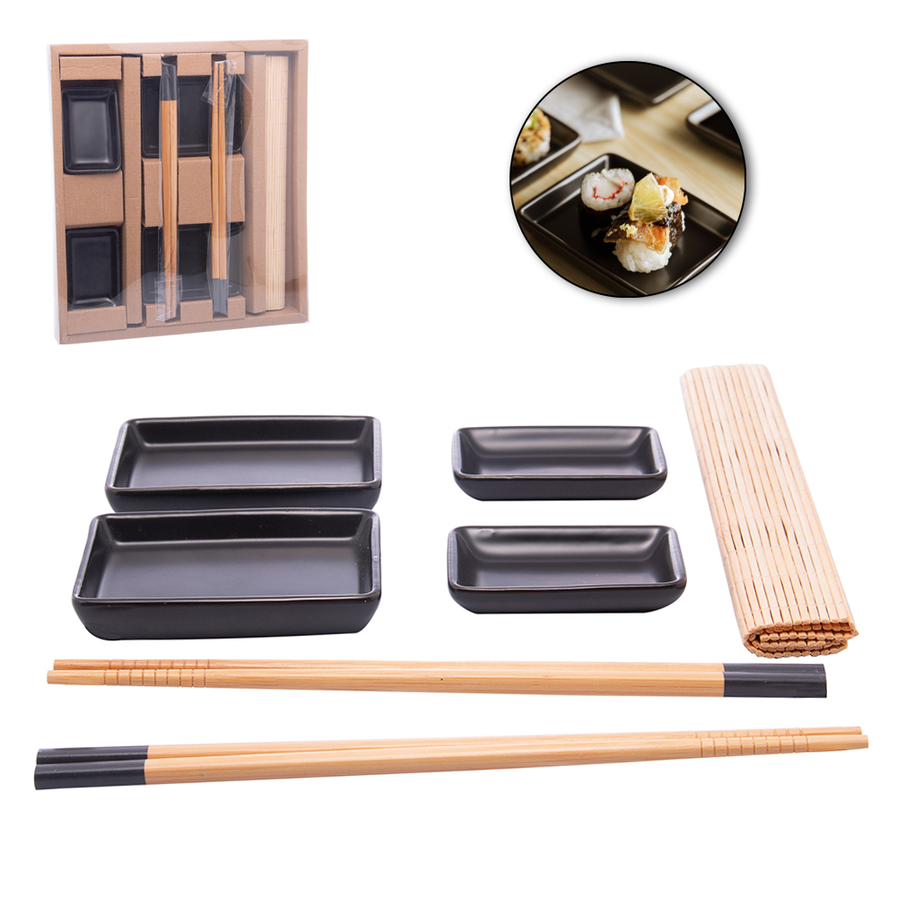 CONJUNTO PARA SUSHI COM 4 PRATOS MOLHEIRAS DE PORCELANA + ESTEIRA E PARES DE HASHI / PALITO DE BAMBU SAITAMA